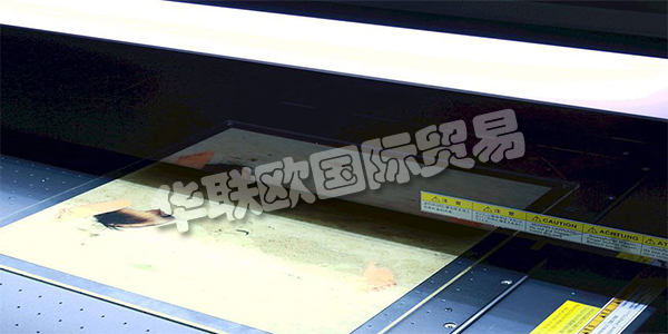 德國(guó)PLANISTAR主要產(chǎn)品：PLANISTAR燈具、熒光燈等。PLANISTAR自1983年以來(lái)，他們的團(tuán)隊(duì)一直致力于照明技術(shù)和照明產(chǎn)品。他們制造了帶鹵素?zé)舻钠矫姹彻?。他們已?jīng)掌握了這項(xiàng)光技術(shù)的知識(shí)和專利，甚至在邊緣照明進(jìn)入許多顯示器和背光之前。