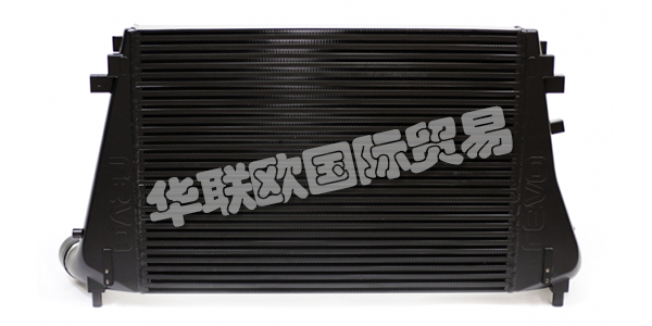 REVO成立于2002年，是汽車(chē)后市場(chǎng)行業(yè)的先驅(qū)。REVO軟件和硬件解決方案可以協(xié)調(diào)工作，以釋放引擎的真正潛力。使用最新技術(shù)和設(shè)施在內(nèi)部進(jìn)行設(shè)計(jì)，硬件和軟件工程師均在其專(zhuān)業(yè)領(lǐng)域擁有豐富的經(jīng)驗(yàn)。REVO以提供能夠滿足其客戶要求的高性能并確保使用壽命和可駕駛性為目標(biāo)的產(chǎn)品而感到自豪。下文為您介紹REVO中冷器。
